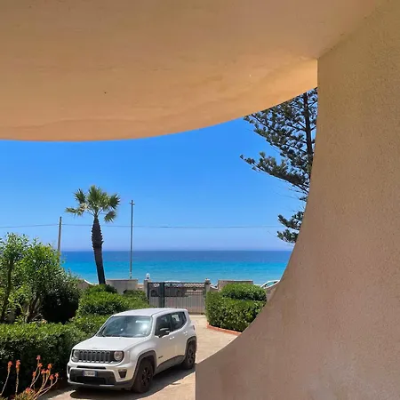{beach-house } Mare Fuori Villa *