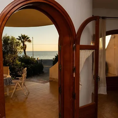 {beach-house } Mare Fuori Villa *